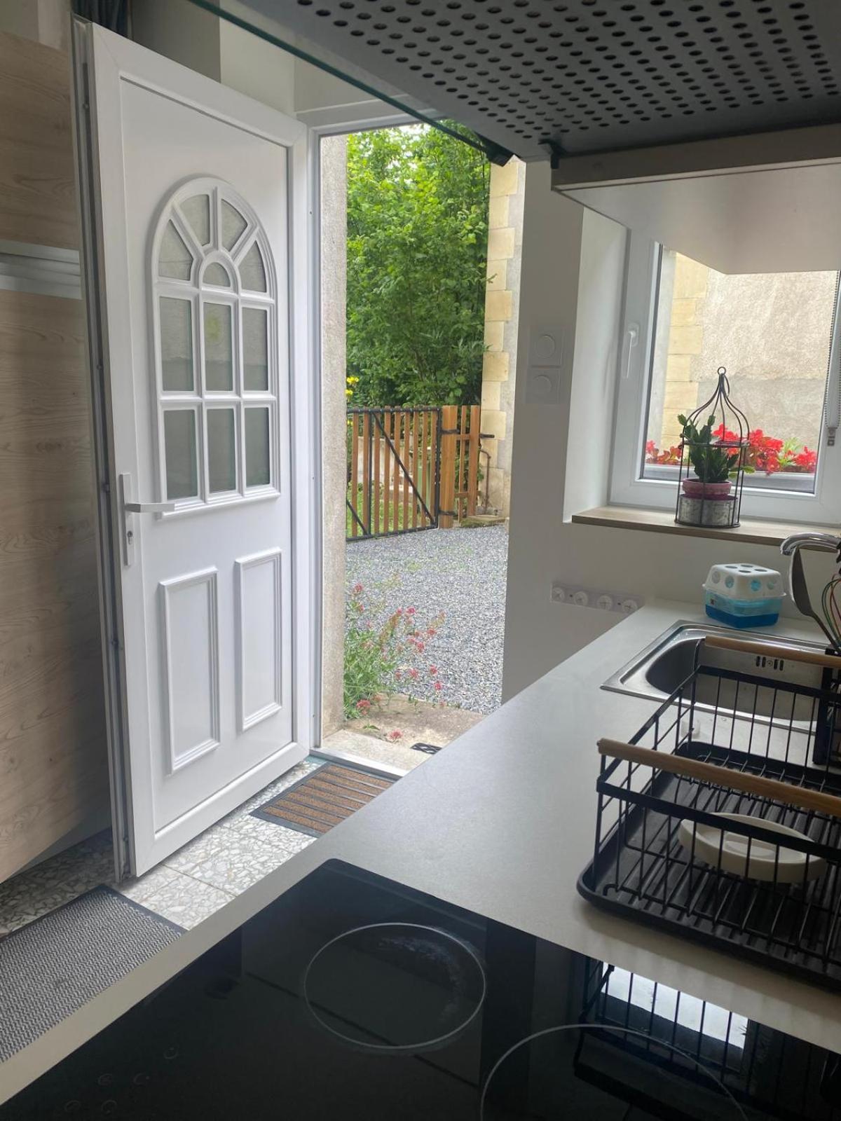 Petite Maison Dans Le Morvan Luzy Экстерьер фото